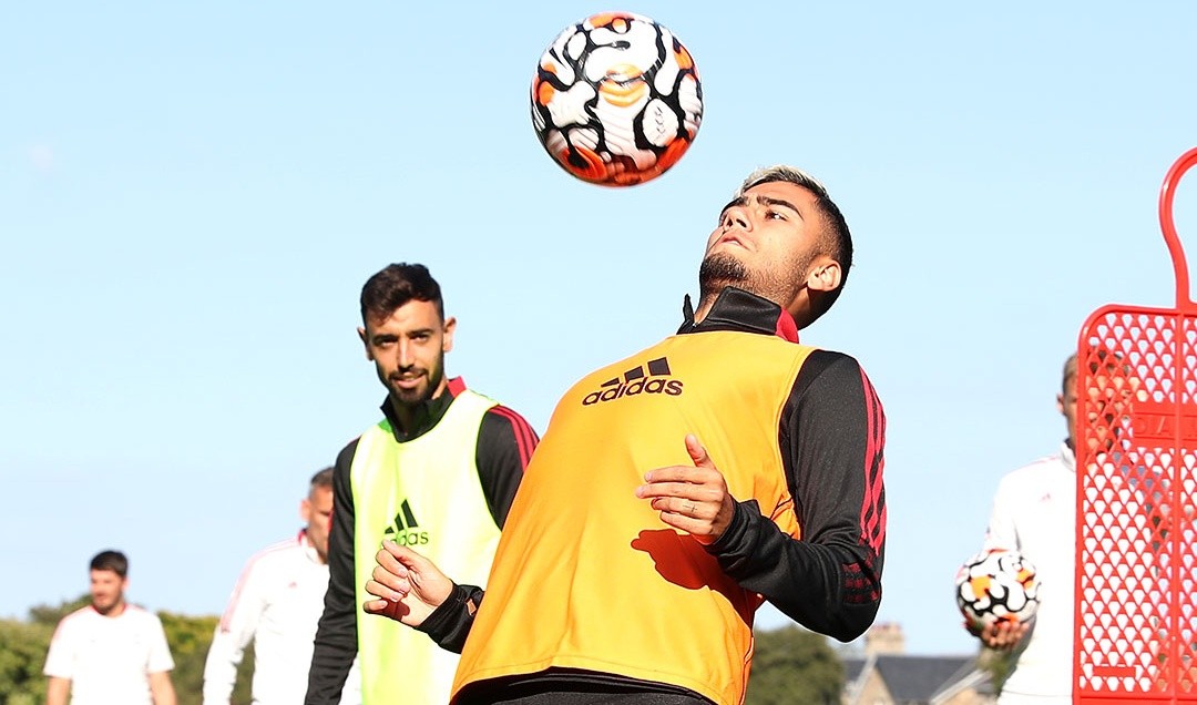 Pereira khiến Fernandes trầm trồ trên sân tập Man Utd - Bóng Đá