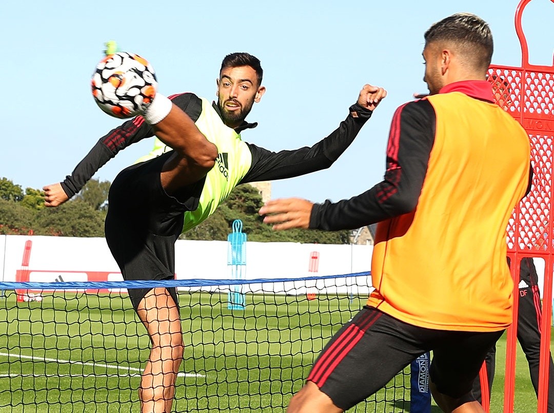 Pereira khiến Fernandes trầm trồ trên sân tập Man Utd - Bóng Đá