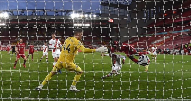 Thiago khai hỏa phút chót, Liverpool 