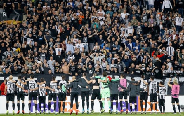 Ảnh Maguire bị cầu thủ Partizan lừa qua ngã sõng soài - Bóng Đá
