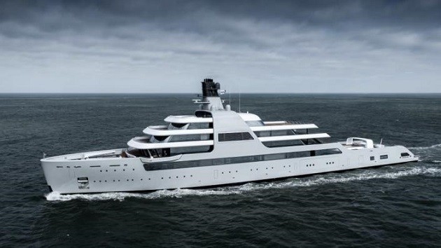 Roman Abramovich's £430m superyacht targeted by activists before fleeing to safety - Bóng Đá