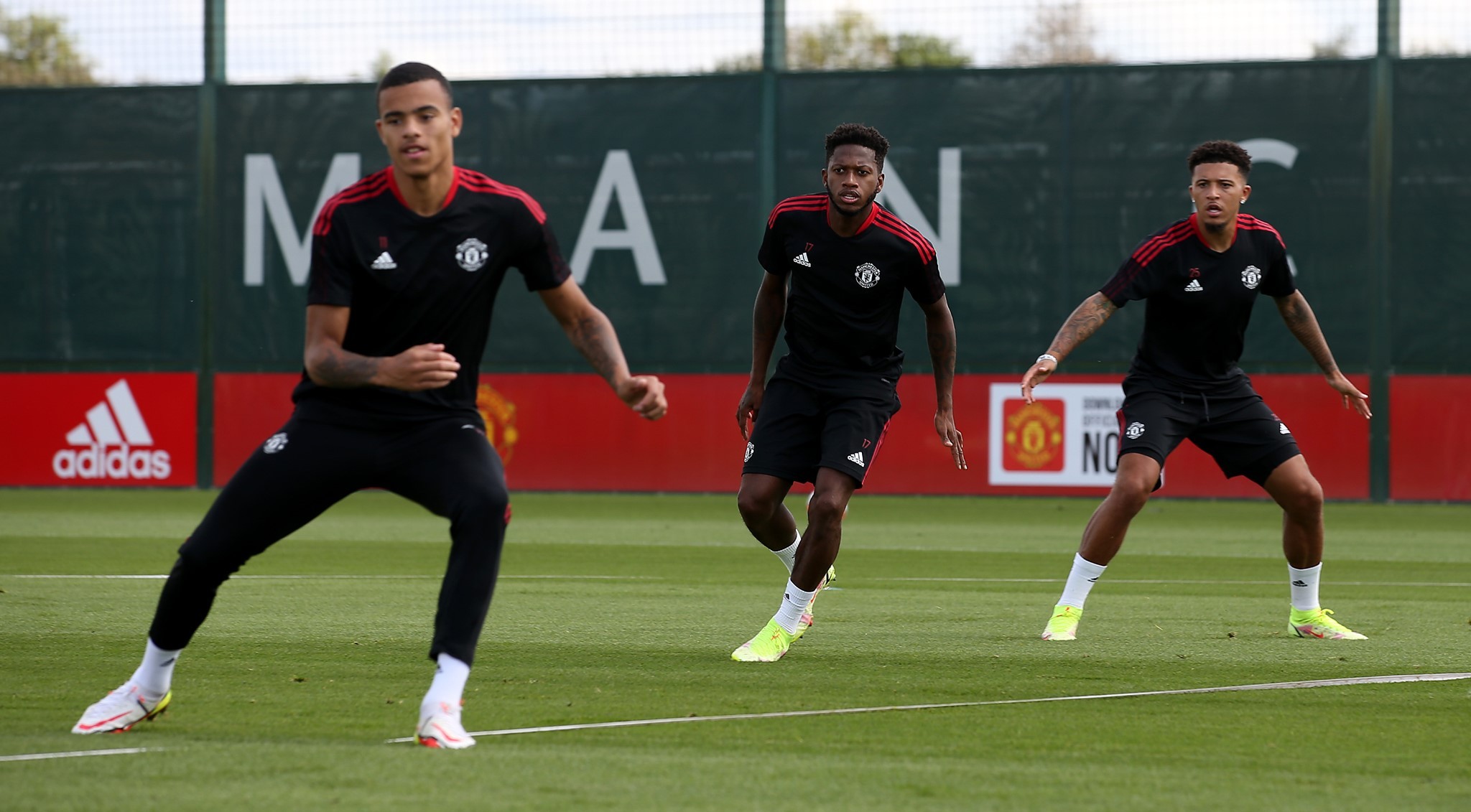Thái độ của Varane, Man Utd đón cú hích lớn trở lại sân tập - Bóng Đá