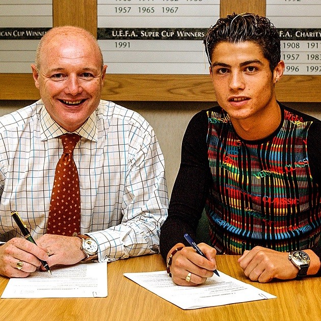 —August 12, 2003: Cristiano Ronaldo joins Manchester United and his legendary run begins.  - Bóng Đá