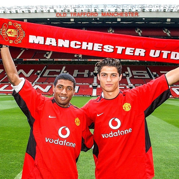 —August 12, 2003: Cristiano Ronaldo joins Manchester United and his legendary run begins.  - Bóng Đá