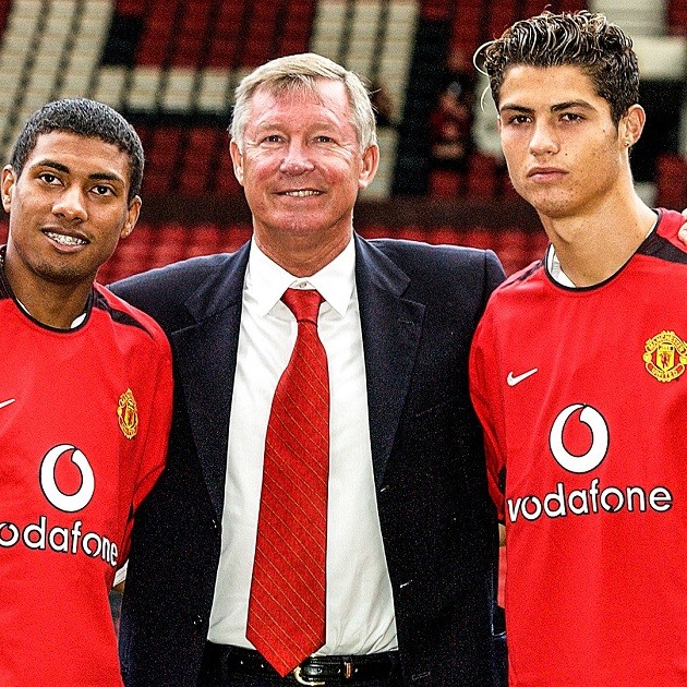 —August 12, 2003: Cristiano Ronaldo joins Manchester United and his legendary run begins.  - Bóng Đá