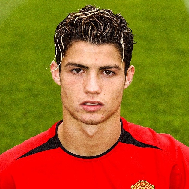 —August 12, 2003: Cristiano Ronaldo joins Manchester United and his legendary run begins.  - Bóng Đá