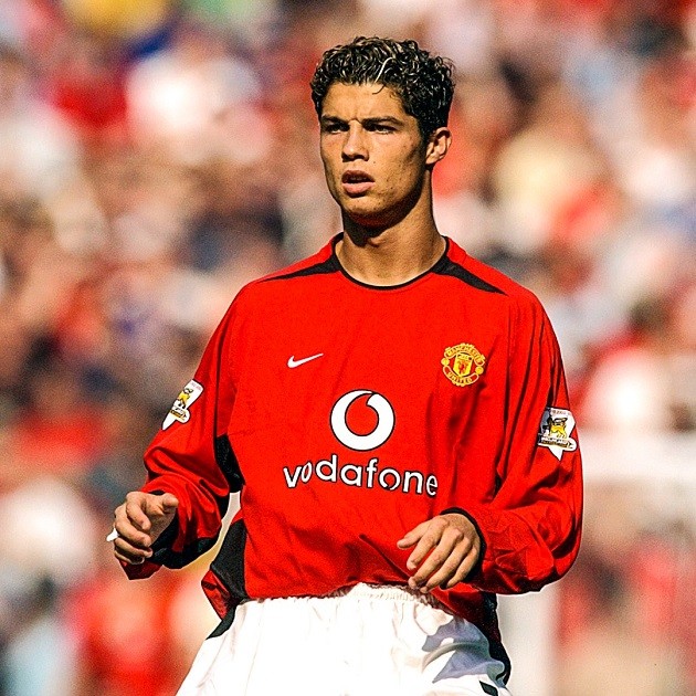 —August 12, 2003: Cristiano Ronaldo joins Manchester United and his legendary run begins.  - Bóng Đá