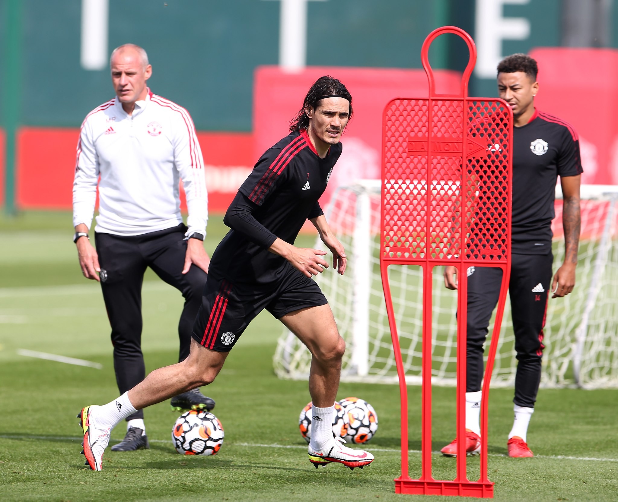 Thái độ của Varane, Man Utd đón cú hích lớn trở lại sân tập - Bóng Đá