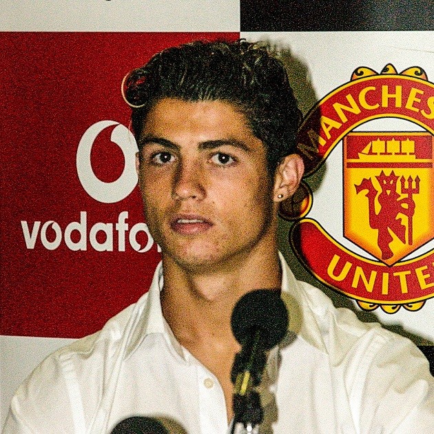 —August 12, 2003: Cristiano Ronaldo joins Manchester United and his legendary run begins.  - Bóng Đá