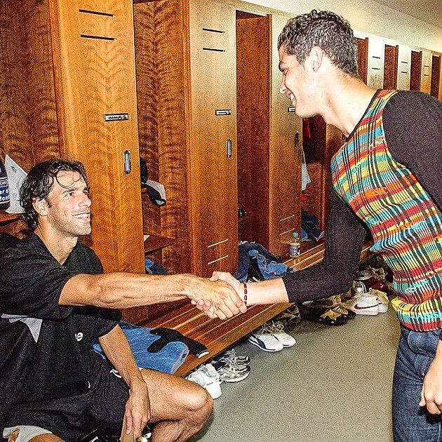 —August 12, 2003: Cristiano Ronaldo joins Manchester United and his legendary run begins.  - Bóng Đá