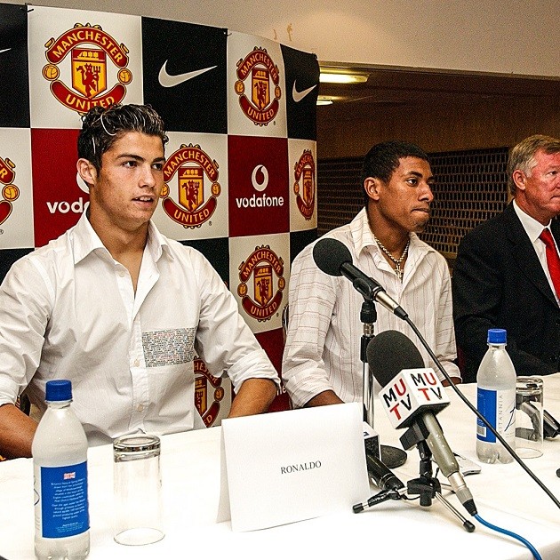 —August 12, 2003: Cristiano Ronaldo joins Manchester United and his legendary run begins.  - Bóng Đá