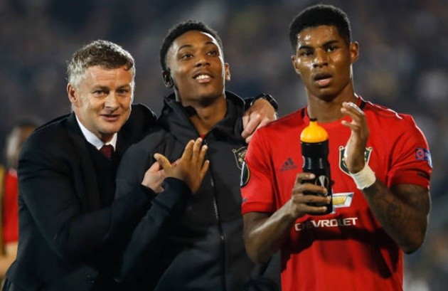 Ảnh Solskjaer ôm Martial sau trận - Bóng Đá