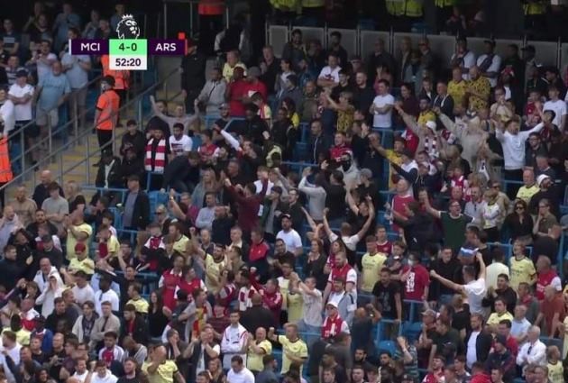 Fan Arsenal ăn mừng khi MC ghi bàn - Bóng Đá