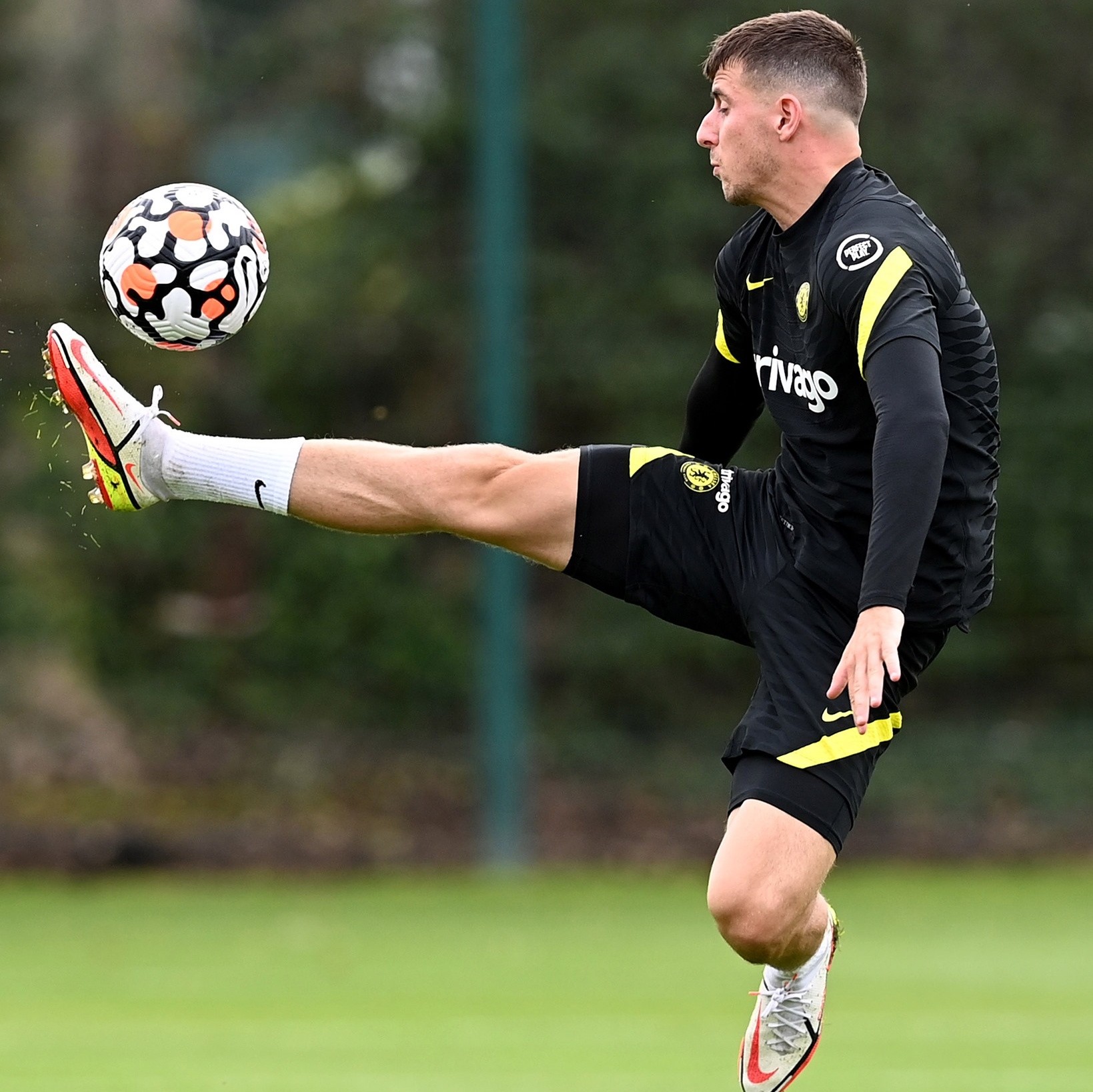 Siêu chiến binh trở lại, trò cưng Lampard phô diễn kỹ thuật trên sân tập Chelsea - Bóng Đá