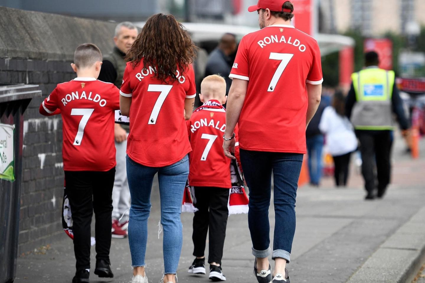 CĐV M.U mở hội chào đón Ronaldo ở SVĐ Old Trafford - Bóng Đá