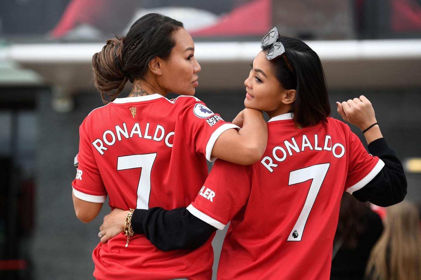 CĐV M.U mở hội chào đón Ronaldo ở SVĐ Old Trafford - Bóng Đá