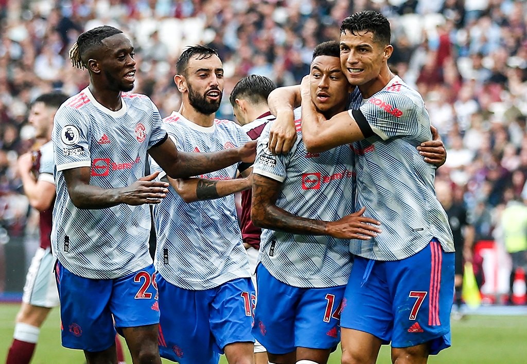 Ronaldo phản ứng ngỡ ngàng trước siêu phẩm của Lingard - Bóng Đá