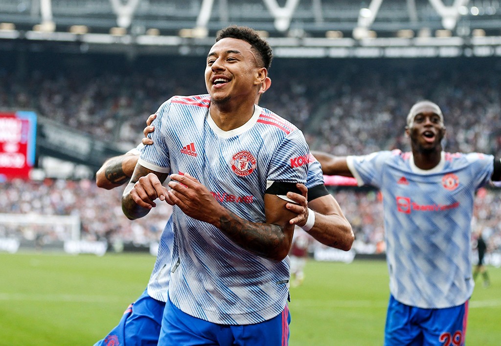 Ronaldo phản ứng ngỡ ngàng trước siêu phẩm của Lingard - Bóng Đá