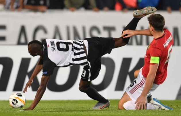 Ảnh Maguire bị cầu thủ Partizan lừa qua ngã sõng soài - Bóng Đá