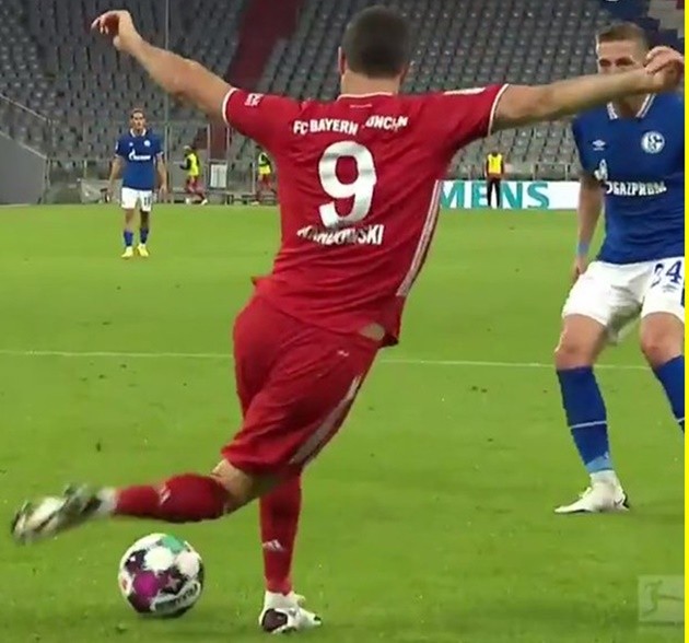 Cú rabona kiến tạo của Lewandowski - Bóng Đá