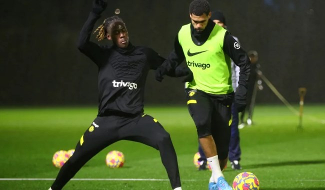 Chelsea đội mưa tập luyện, chờ tái xuất Ngoại hạng Anh - Bóng Đá