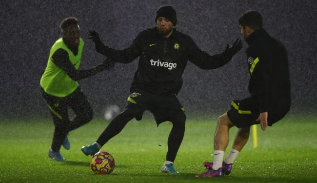 Chelsea đội mưa tập luyện, chờ tái xuất Ngoại hạng Anh - Bóng Đá