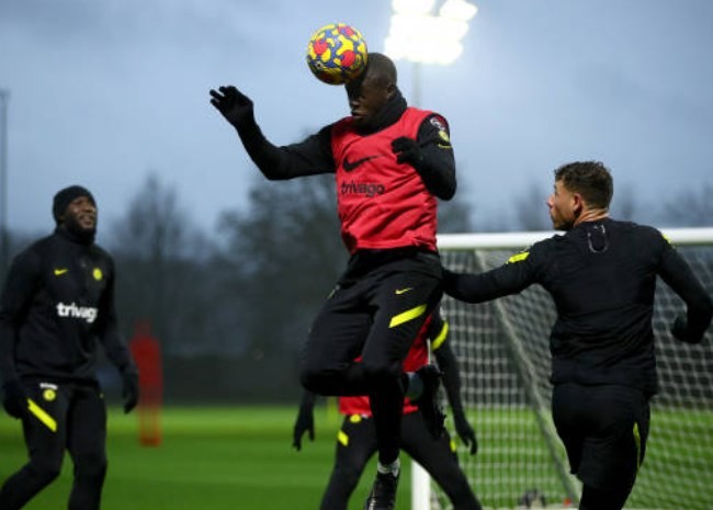 Chelsea đội mưa tập luyện, chờ tái xuất Ngoại hạng Anh - Bóng Đá