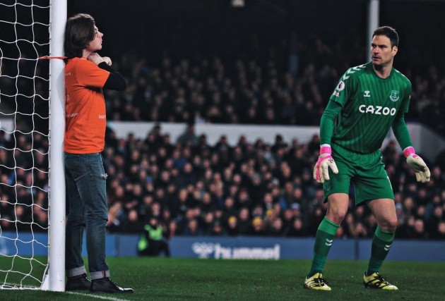 Everton thắng Newcastle, CDV zô sân khoá cổ - Bóng Đá