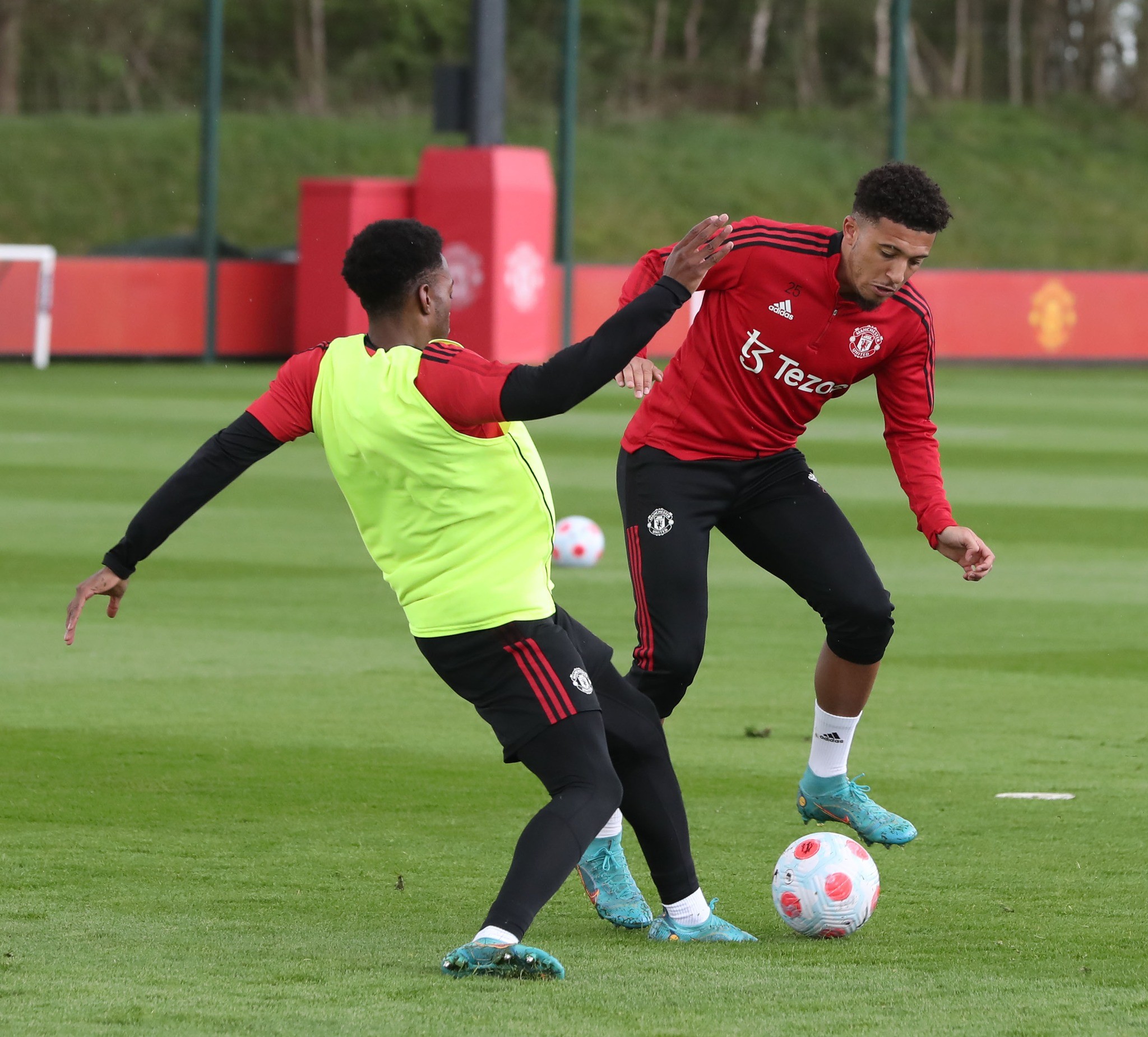 Bất ngờ Ronaldo; Thái độ dàn sao M.U trên sân tập khi sắp có HLV mới - Bóng Đá
