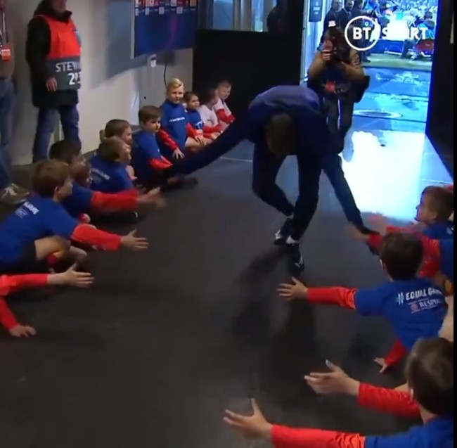 Fans praise Kylian Mbappe's attitude as he is shown high-fiving every single mascot - Bóng Đá