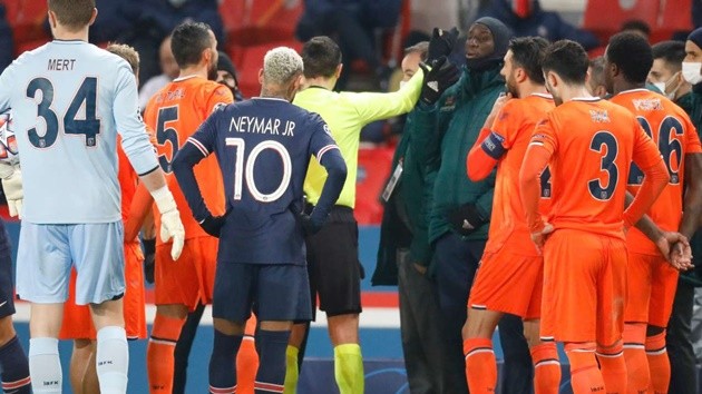 Toàn cảnh Demba Ba ra mặt giùm Istanbul, nói lời phản pháo trọng tài - Bóng Đá
