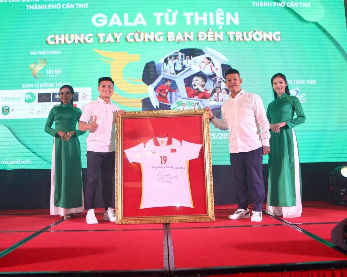 Quang Hải đấu giá áo ĐTQG, ủng hộ quỹ thiện nguyện tại Cần Thơ - Bóng Đá