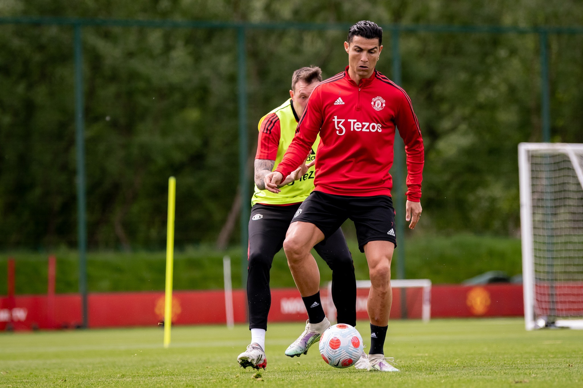 Kẻ thừa mạnh mẽ trên sân tập M.U, Ronaldo thể hiện quyết tâm trước ngày hạ màn - Bóng Đá