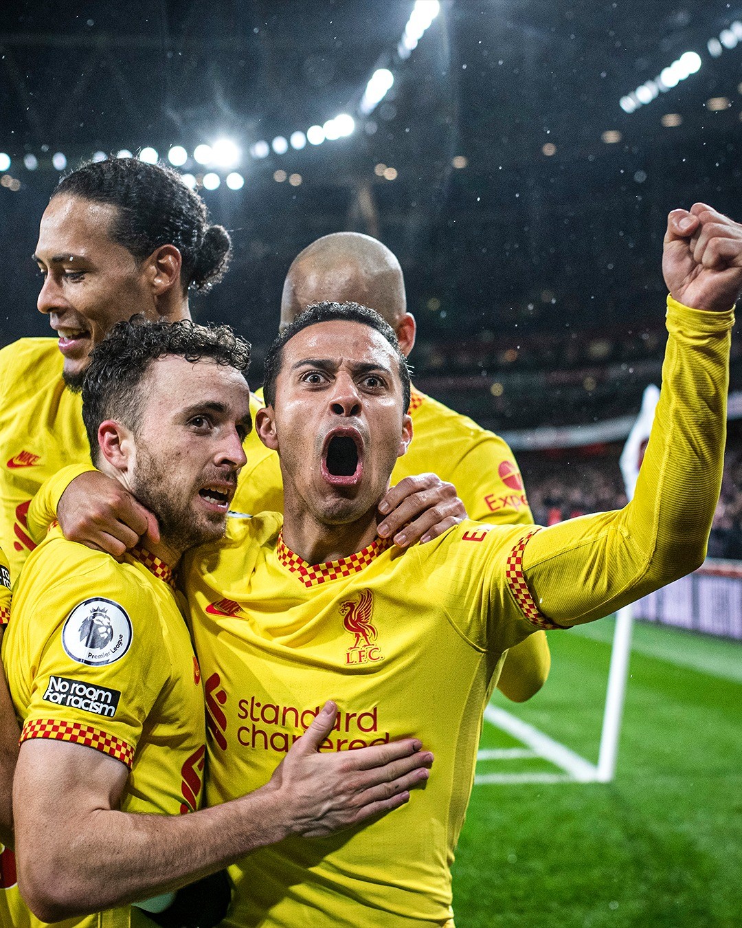 10 khoảnh khắc đáng nhớ nhất Premier League 2021/22 - Bóng Đá