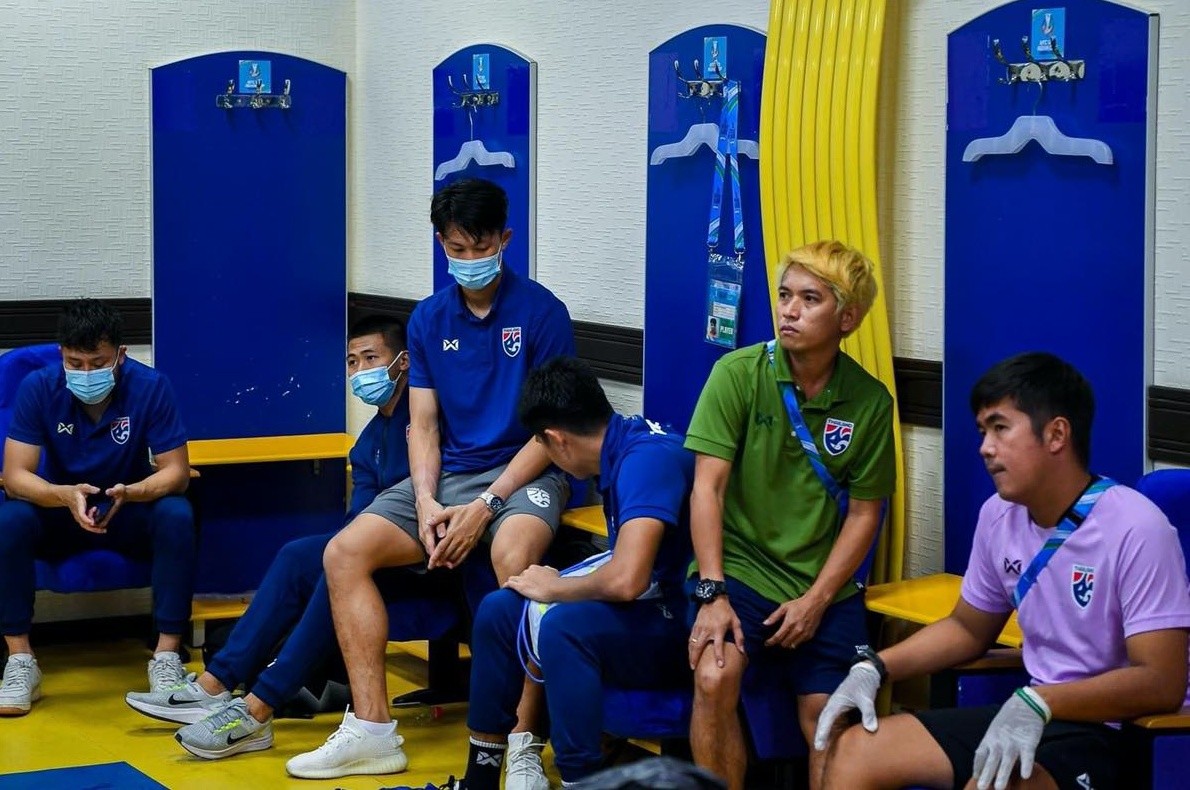Cầu thủ và BHL Thái Lan thất thần, mặt tiu nghỉu sau khi bị loại - Bóng Đá