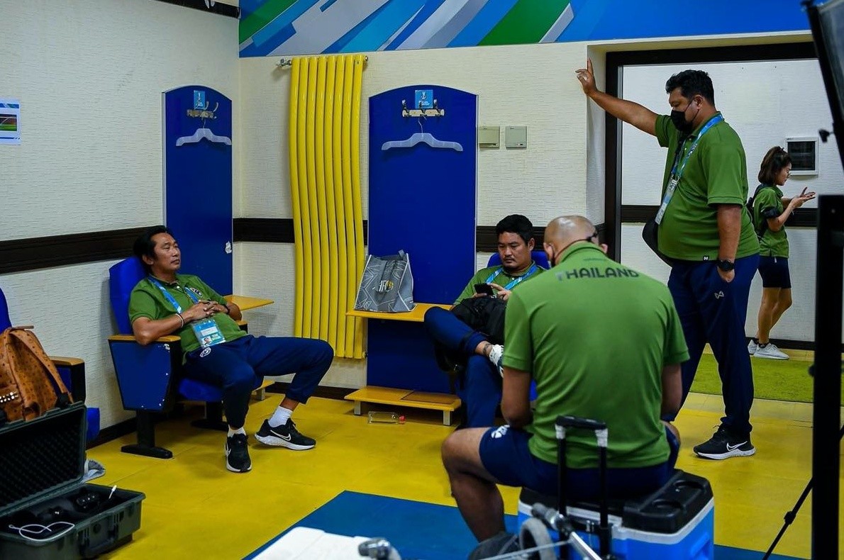 Cầu thủ và BHL Thái Lan thất thần, mặt tiu nghỉu sau khi bị loại - Bóng Đá