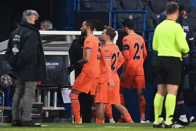 Toàn cảnh Demba Ba ra mặt giùm Istanbul, nói lời phản pháo trọng tài - Bóng Đá