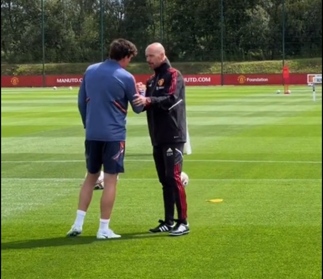 Ten Hag nắm chặt tay một cầu thủ M.U trên sân tập - Bóng Đá