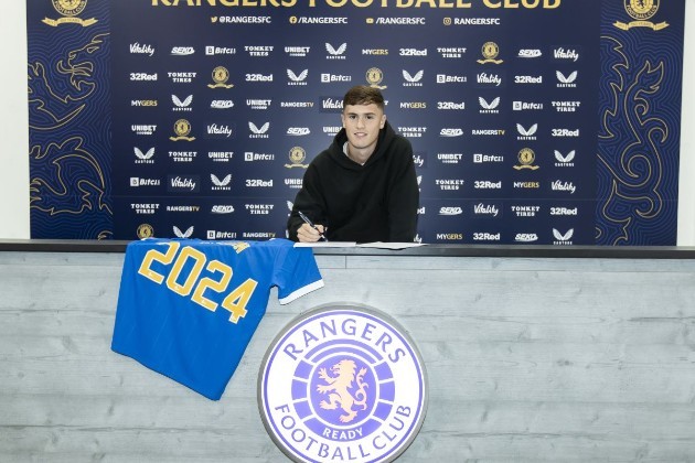  RANGERS SIGN CHARLIE MCCANN - Bóng Đá