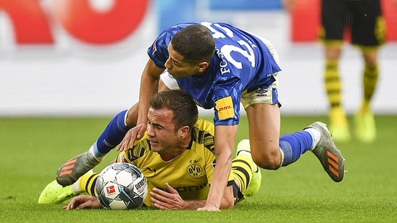 Mario Gotze (bottom) injured his hand  - Bóng Đá