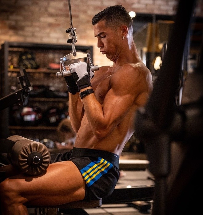 Động thái đầu tiên của Ronaldo giữa 'bão' chuyển nhượng - Bóng Đá