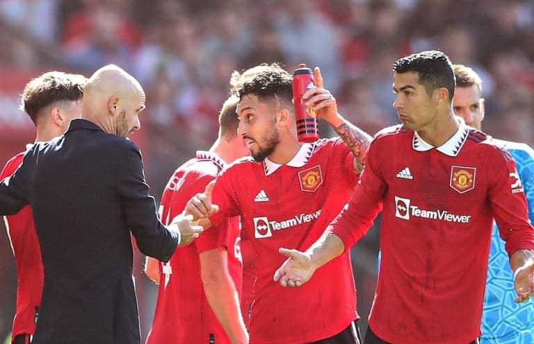 Ronaldo phản ứng với Ten Hag ngay trận đầu làm việc cùng - Bóng Đá