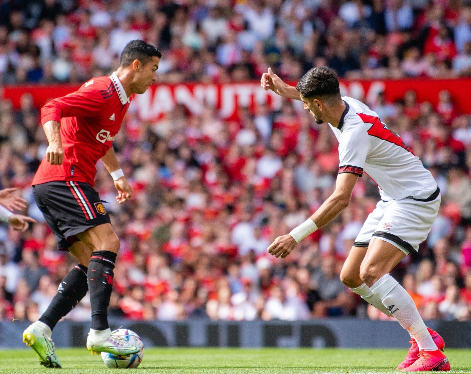 Ronaldo phản ứng với Ten Hag ngay trận đầu làm việc cùng - Bóng Đá