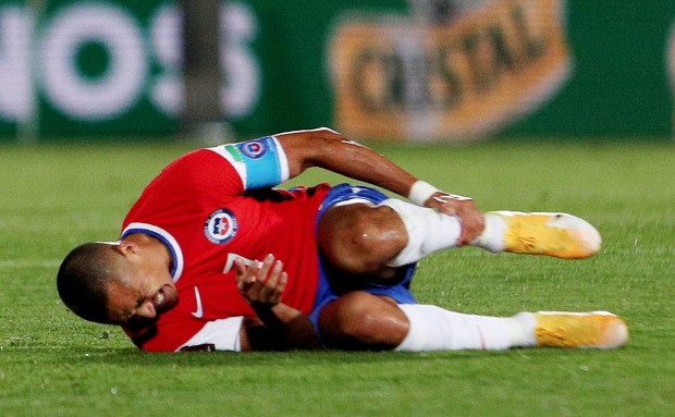 SỐC! James Rodriguez thoát thẻ đỏ sau cú đạp triệt hạ Alexis Sanchez - Bóng Đá
