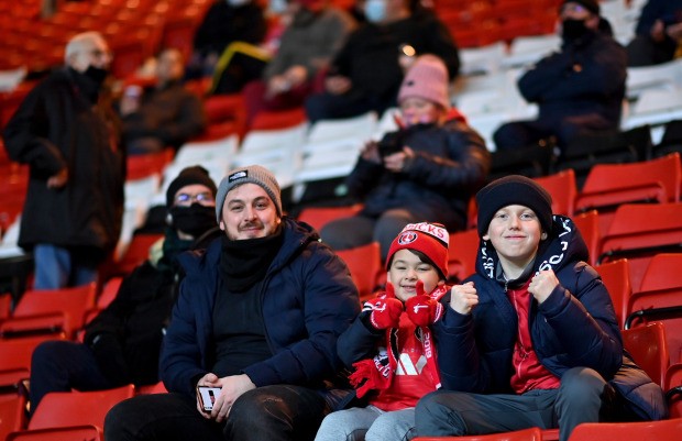 Lần đầu tiên sau 8 tháng, khán giả đã có mặt trên khắp SVĐ nước Anh - Bóng Đá