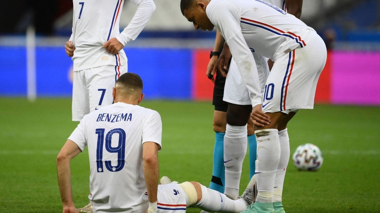 France suffer huge Karim Benzema injury scare as recalled Real Madrid striker forced off one week before Germany opener - Bóng Đá