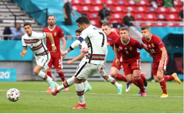 Ronaldo lập công chuộc tội, Bồ Đào Nha vượt ải Hungary - Bóng Đá