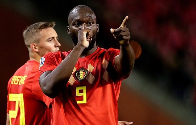 Nhìn đồng đội đau đớn, Messi có cử chỉ rất xúc động - Bóng Đá