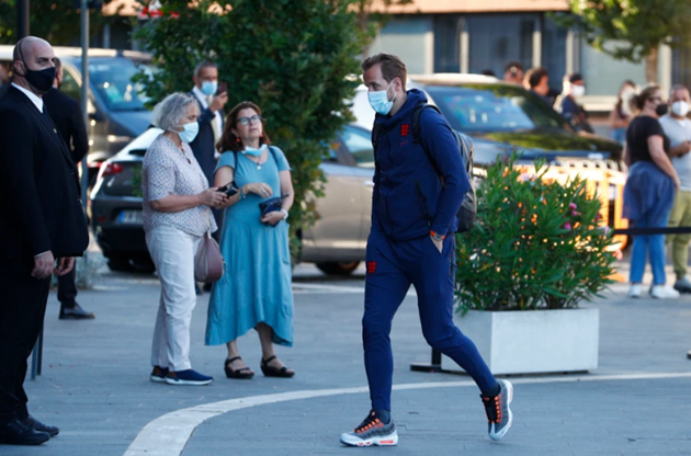 England stars land in Rome for massive Euro 2020 quarter-final against Ukraine after final training session - Bóng Đá