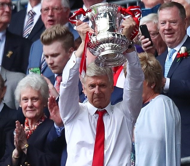 Ed Woodward and Ole Gunnar Solskjaer shrug off sack speculation at Man Utd Gala Dinner - Bóng Đá